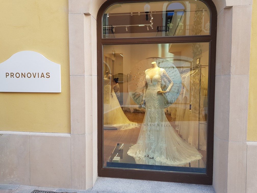 Pronovias abre tienda en la Roca Village